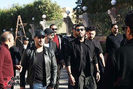 المخرج محمد سامى خلال جنازة والد مى عمر المخرج محمد سامى خلال جنازة والد مى عمر