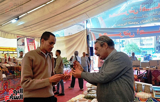 صحفى-اليوم-السابع-مع-البائع-القبطى