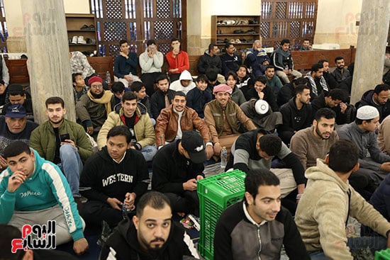الجامع الأزهر يكتسى بالصائمين