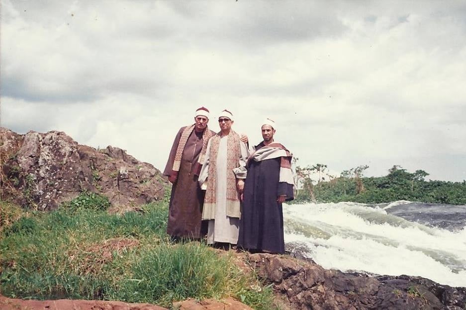 الشيخ إسماعيل حلمي حجاب في منتصف الصورة خلال زيارة أوغندا