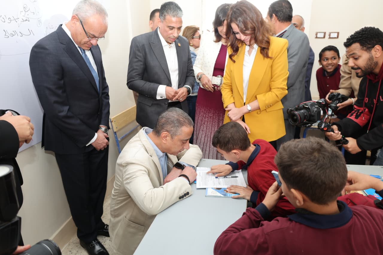 محافظ الجيزة يفتتح مبنى الإعدادي بمدرسة شهداء نزلة الشوبك الإعدادية (4)