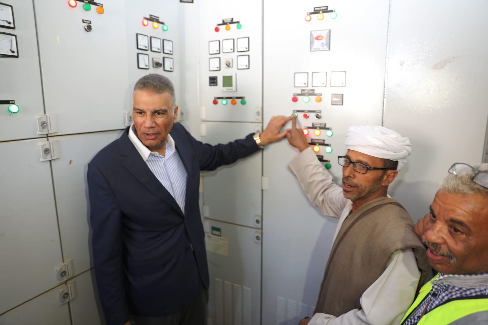 إشارة البدء للتشغيل التجريبى لمحطة رفع البحيرة