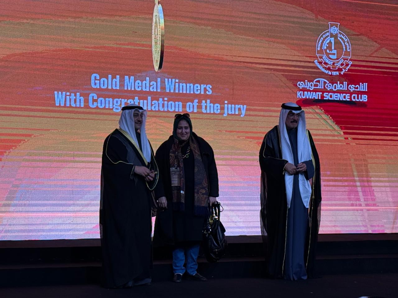 خلال تسلم الجائزة