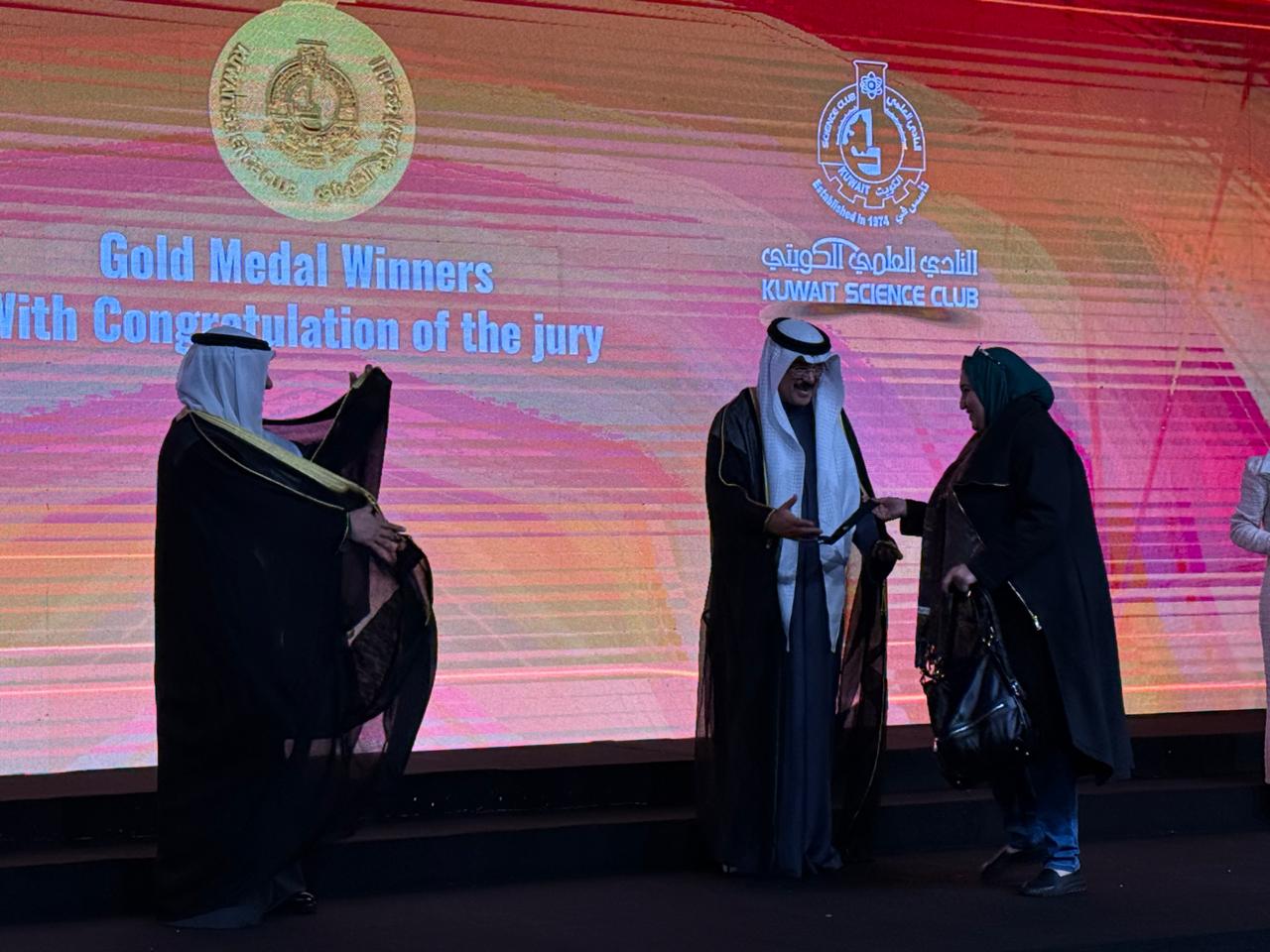 أثناء تسلم الميدالية الذهبية