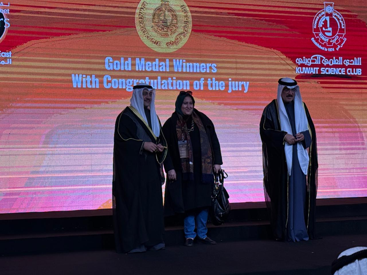 استلام الجائزة من معرض الابتكارات بالكويت