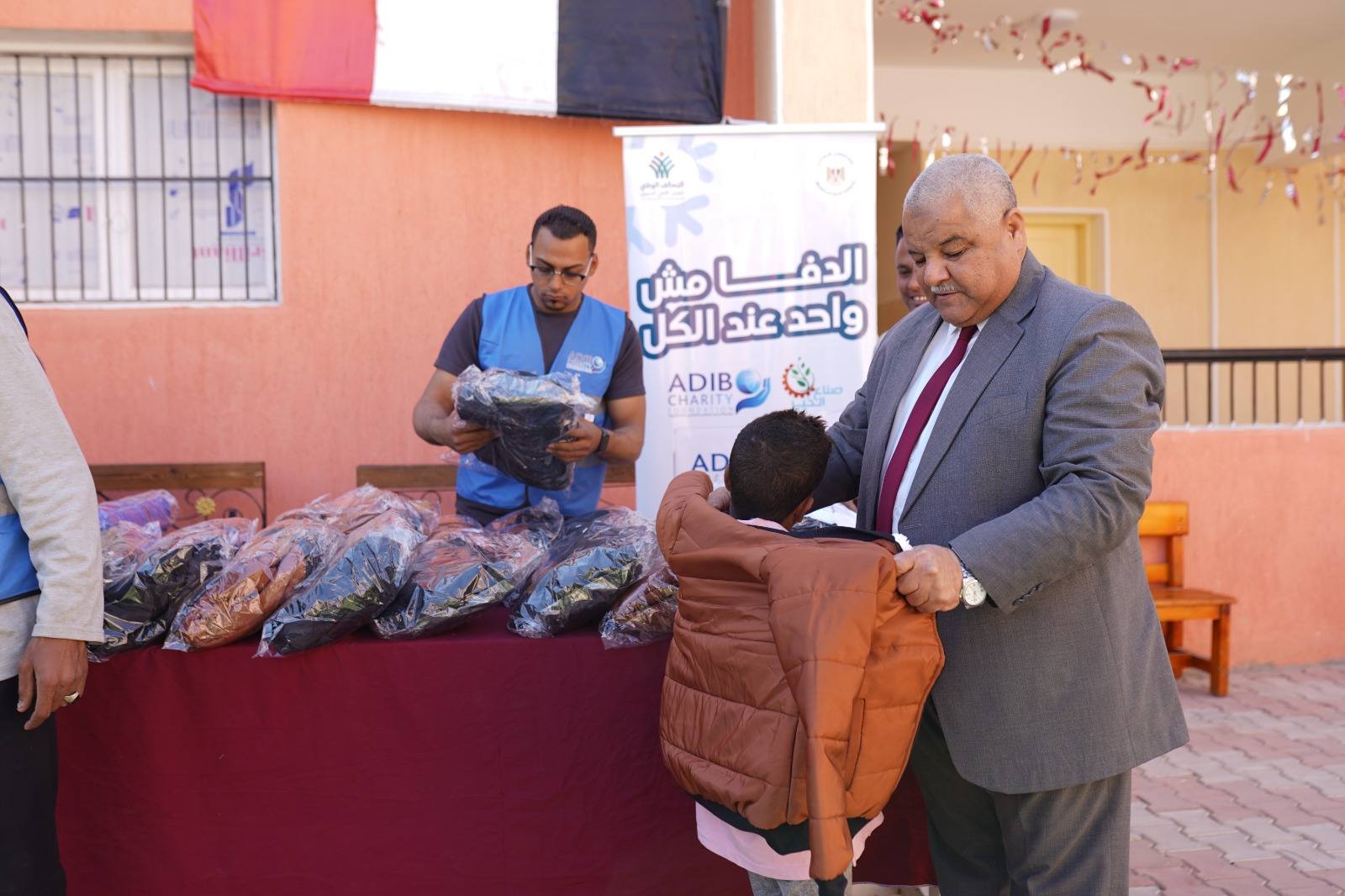 وكيل تعليم الأقصر يشارك بتوزيع 200 جاكيت لذوي الهمم