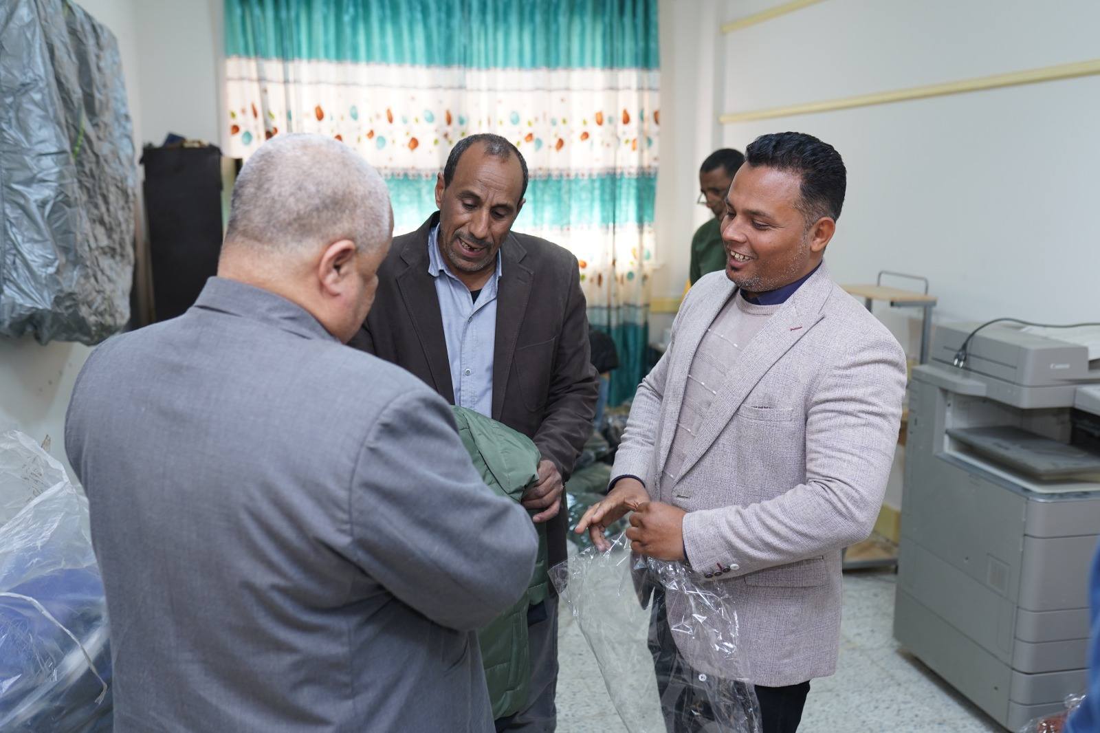 متابعة توزيع 200 جاكيت لطلاب ذوي الاحتياجات الخاصة