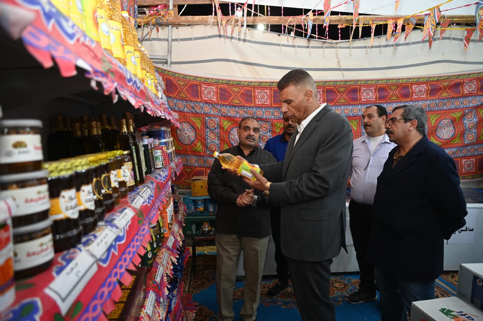 اللواء دكتور اسماعيل كمال محافظ جنوب سيناء اثناء تفقد معرض اهلا رمضان