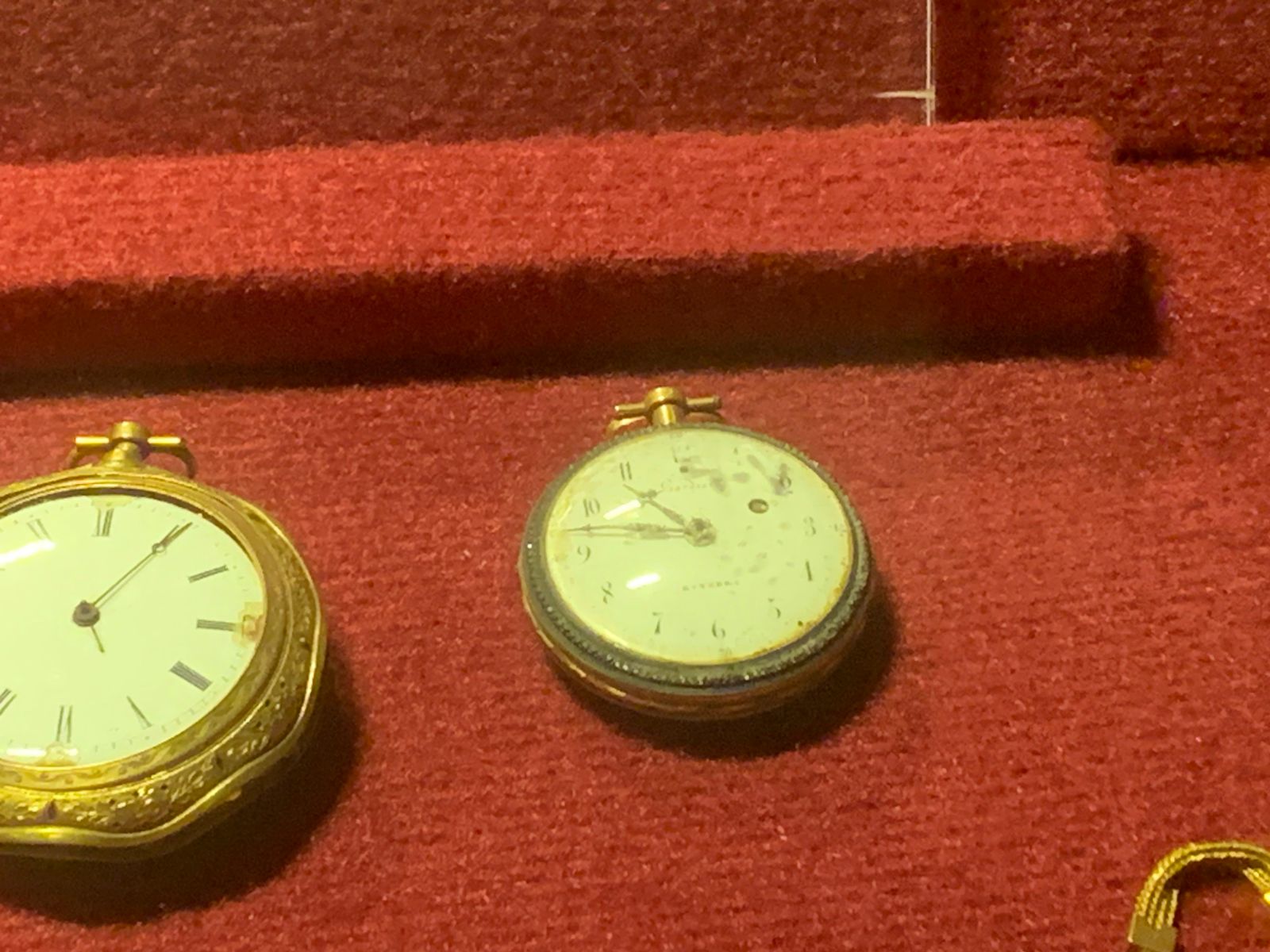 ساعات الأسرة العلوية ساعات الأسرة العلوية