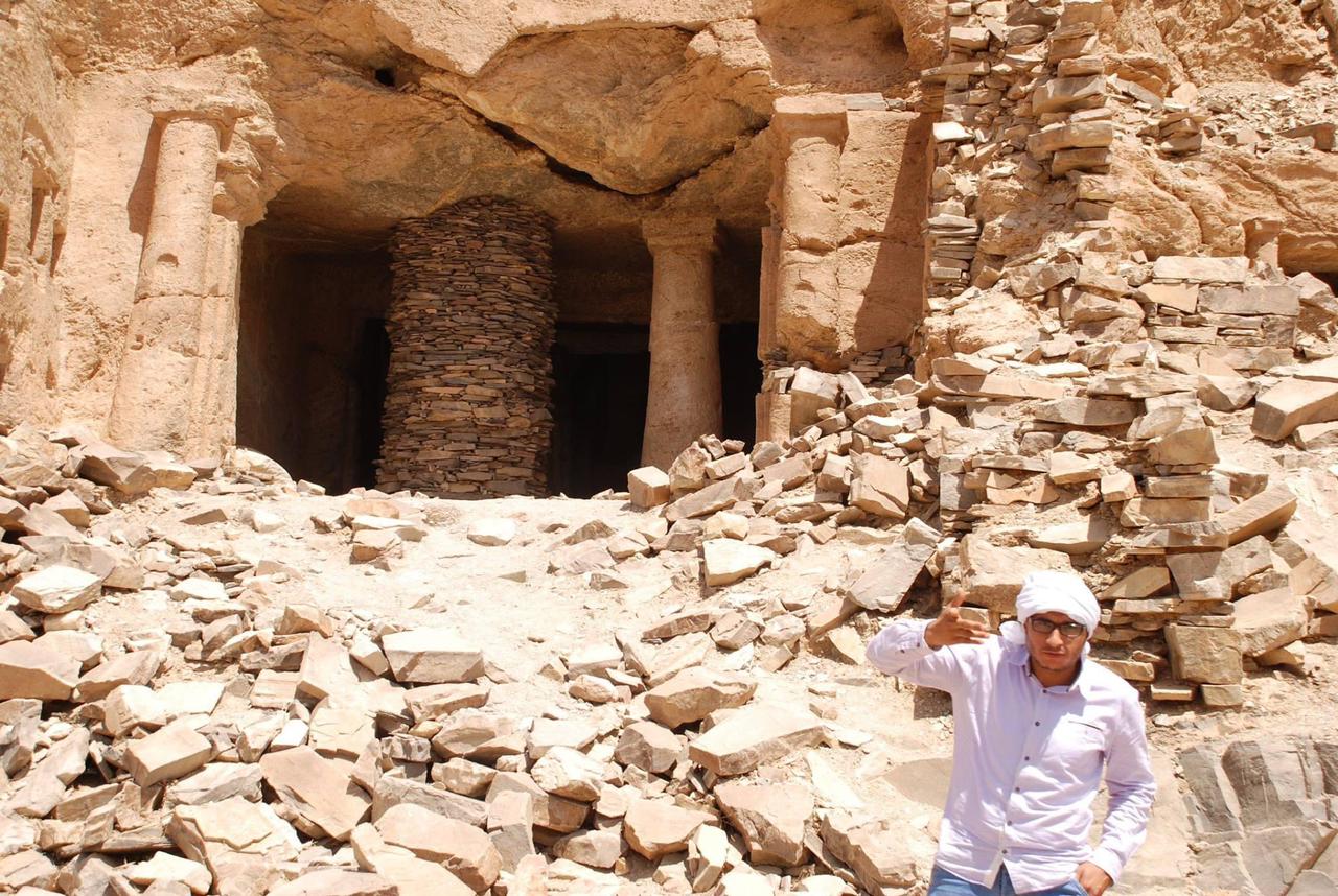 احد المرشدين السياحين أمام معبد سكيت احد المرشدين السياحين أمام معبد سكيت