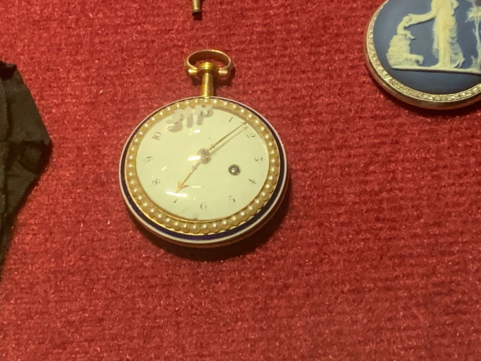 ساعة اث ية ترجع للأسرة العلوية ساعة اث ية ترجع للأسرة العلوية