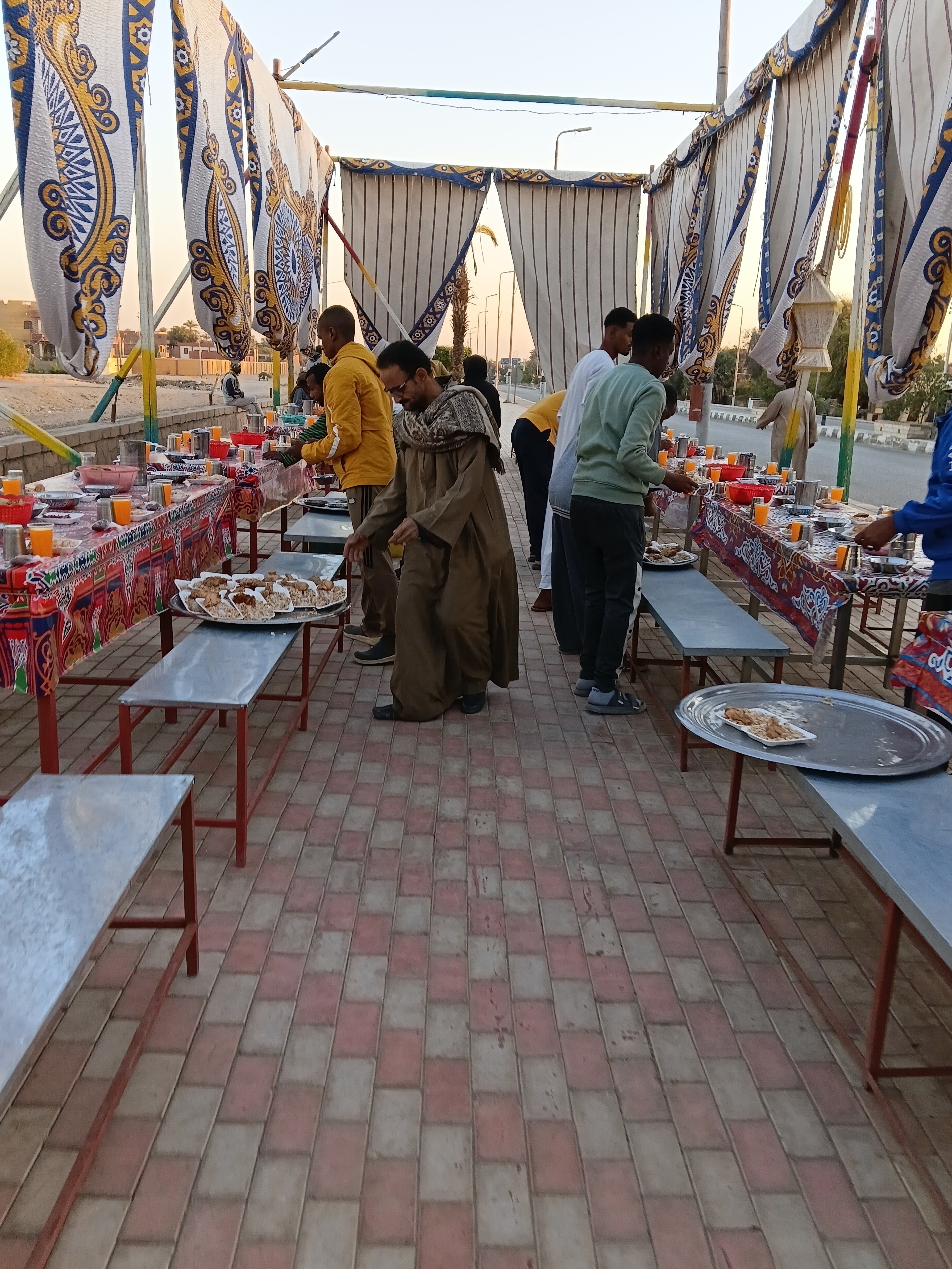 العطاء يوحدناشاب مسيحي يشارك في تجهيز الإفطار  (1)