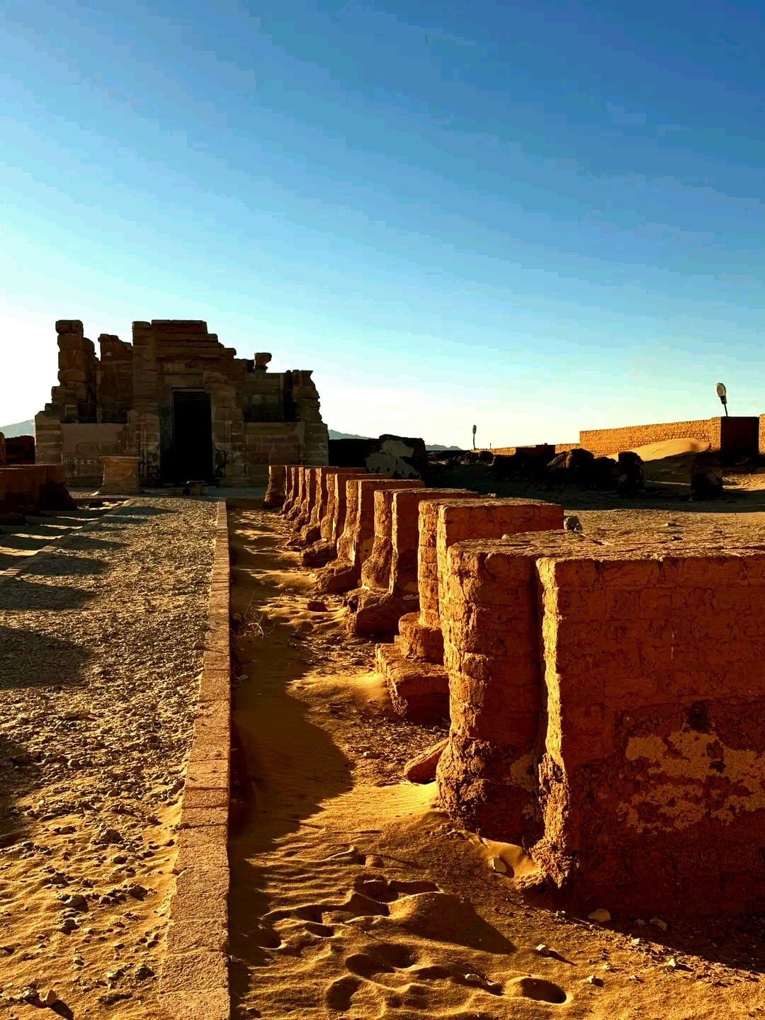 طريق الكباش فى معبد دير الحجر