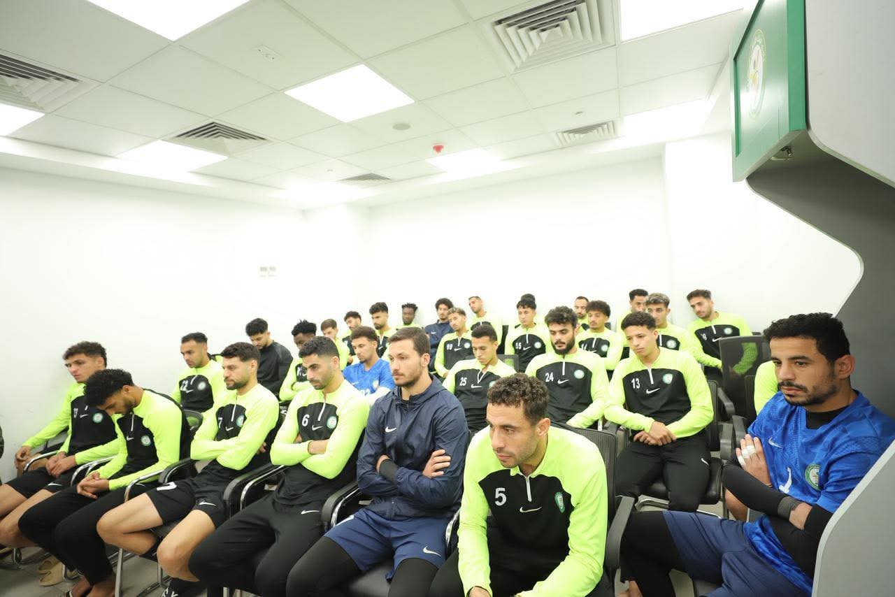 جلسة أشرف نصار مع لاعبي البنك