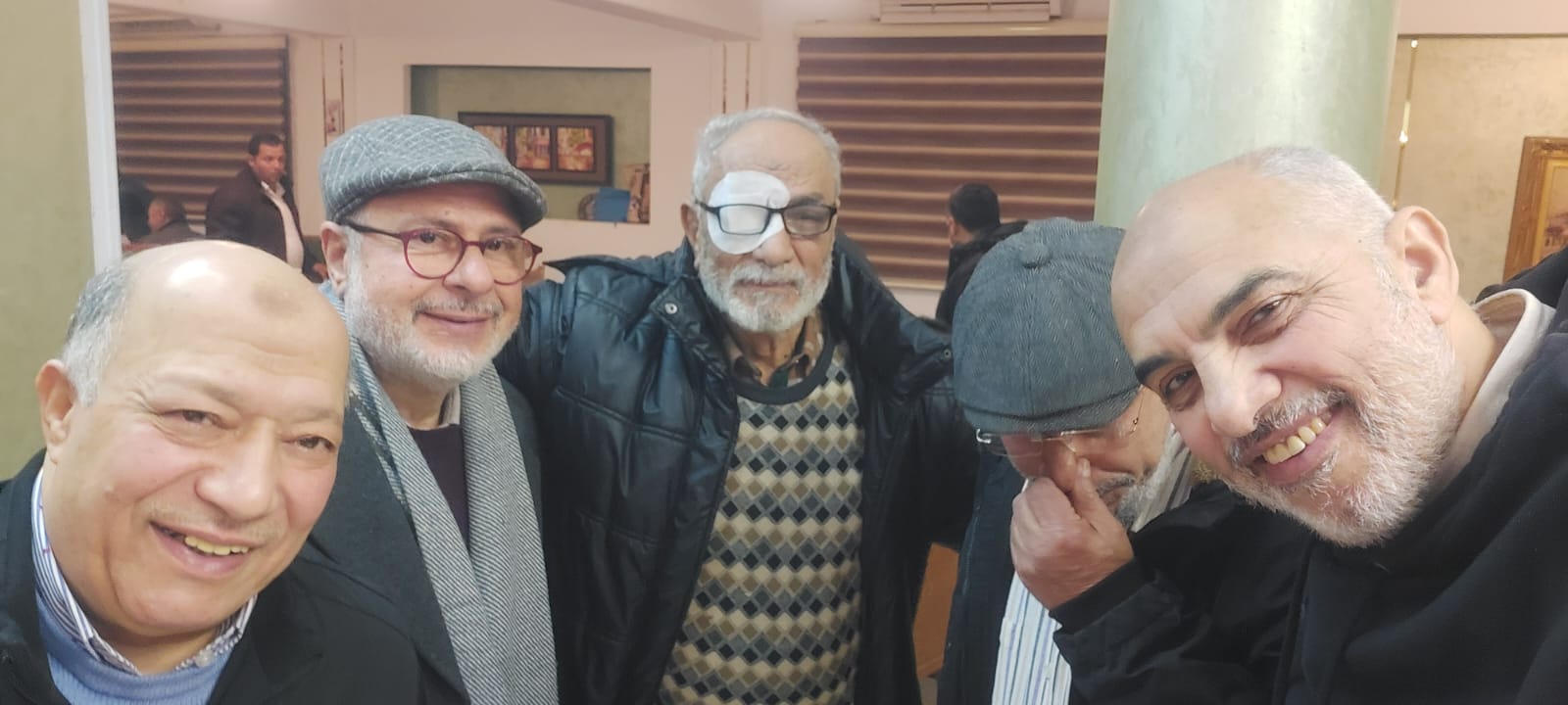 صورة تذكارية مع معلمهم الدفعة وعدد من أعضائها صورة تذكارية مع معلمهم الدفعة وعدد من أعضائها