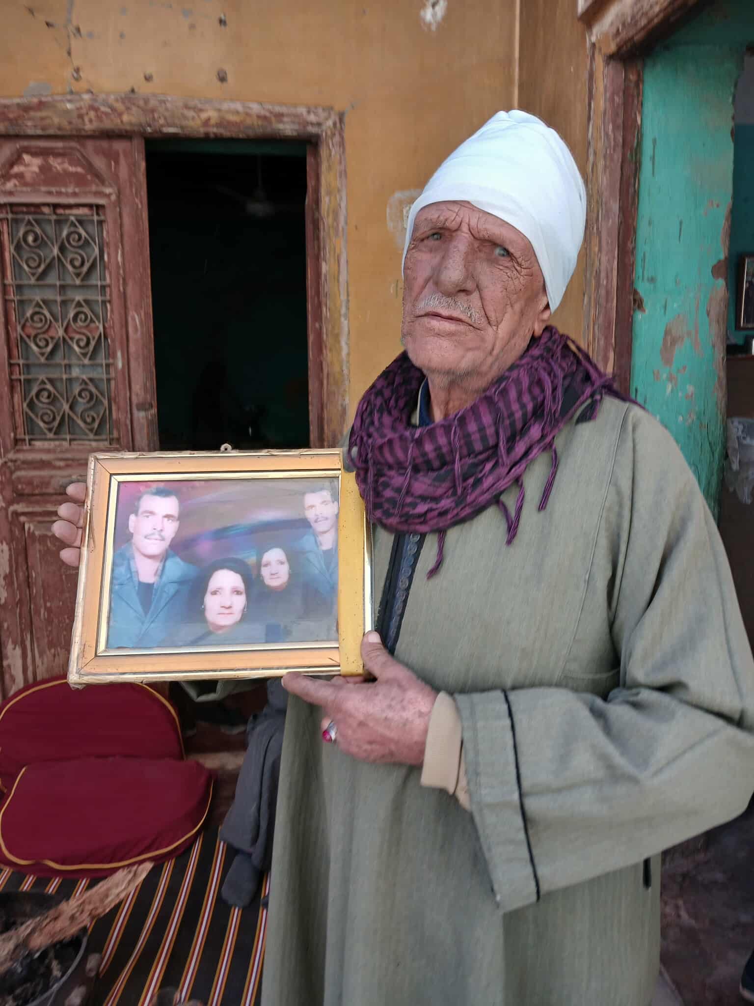 البطل مع والدته فى مرحلة الشباب