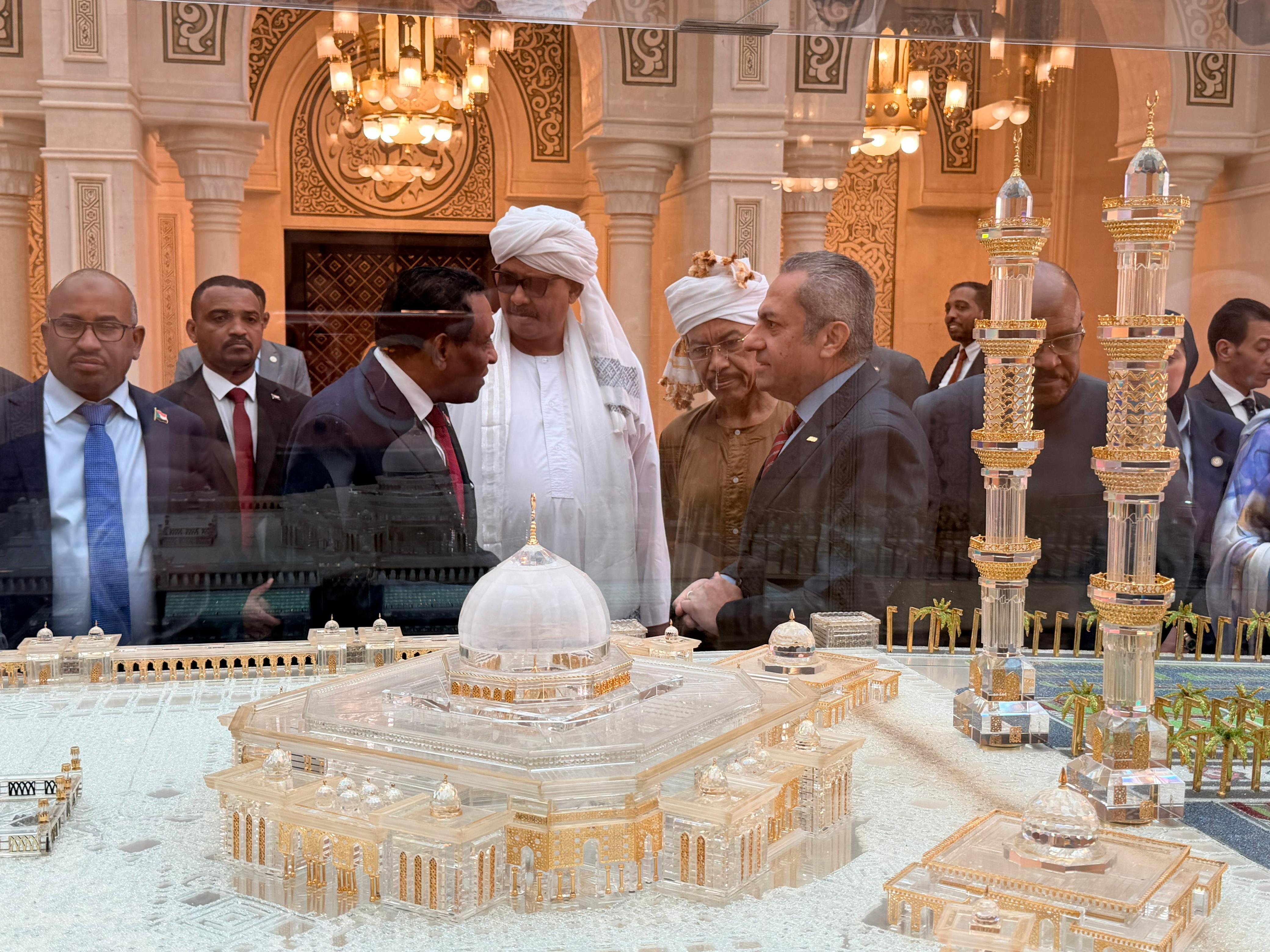 رئيس وزراء السودان يتفقد العاصمة  الجديدة (1)