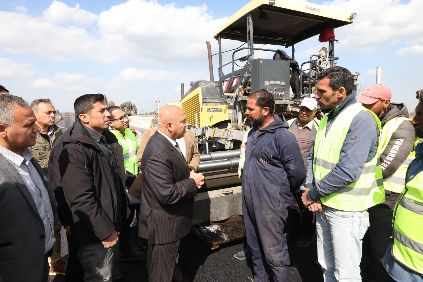 وزير النقل يتفقد مشروع طريق شرق الرياح التوفيقي الحر وزير النقل يتفقد مشروع طريق شرق الرياح التوفيقي الحر