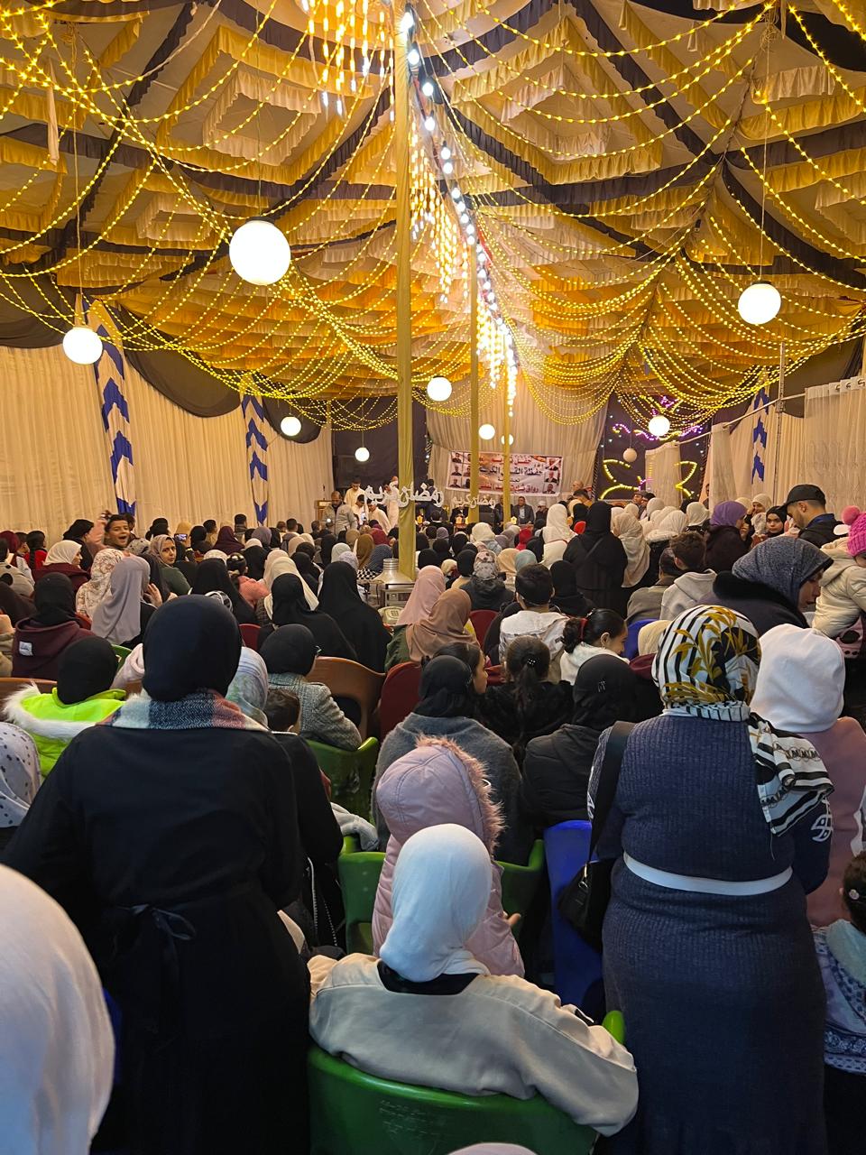 زحام وتواجد من الأسر أثناء تكريم أطفال القرآن الكريم زحام وتواجد من الأسر أثناء تكريم أطفال القرآن الكريم