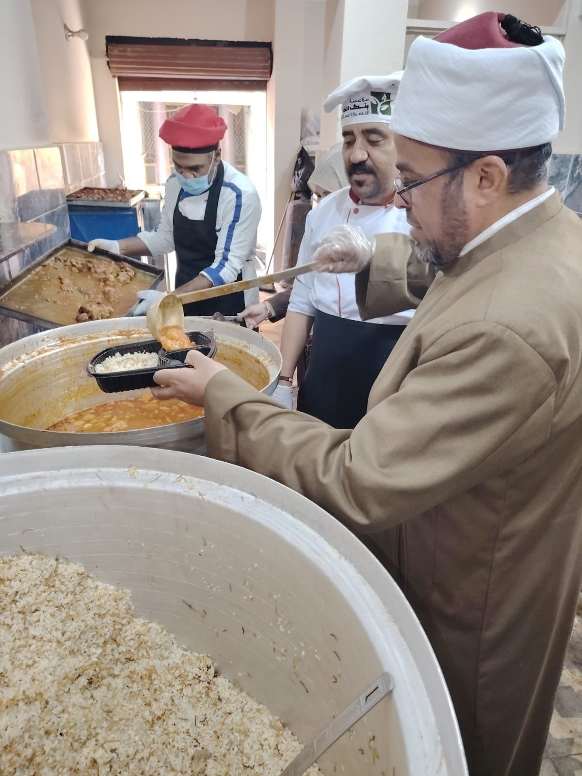 وكيل اوقاف الاقصر خلال تجهيز الوجبات الرمضانية وكيل اوقاف الاقصر خلال تجهيز الوجبات الرمضانية