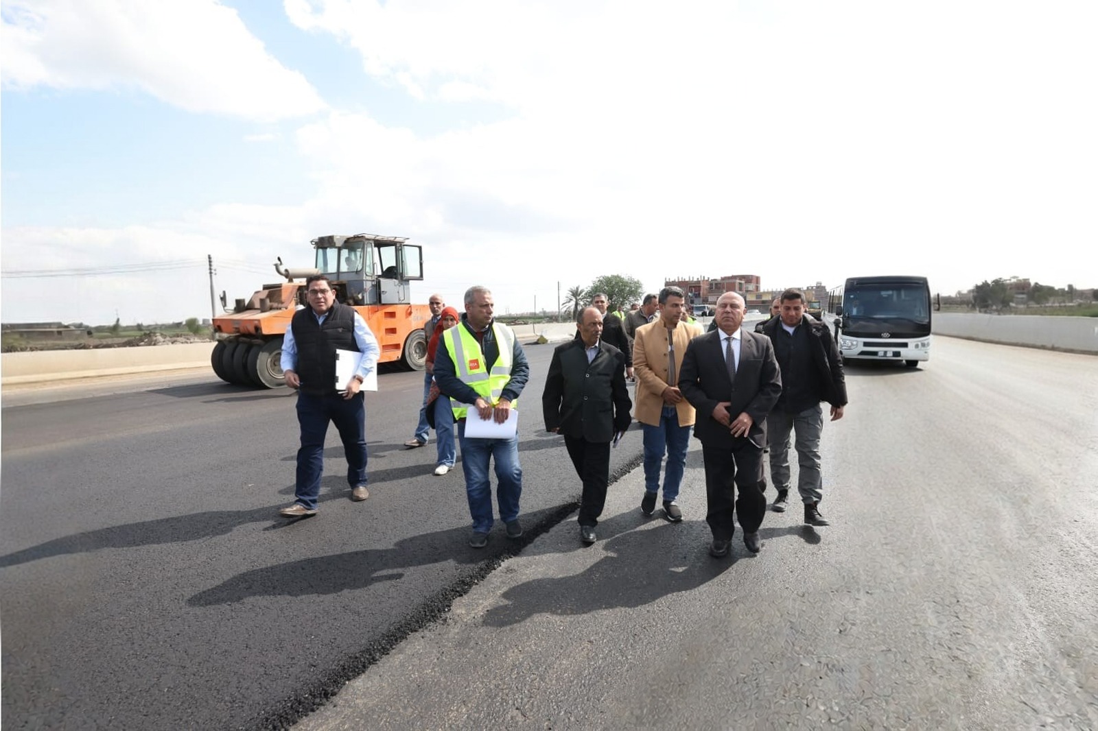 وزير النقل يتفقد الطريق
