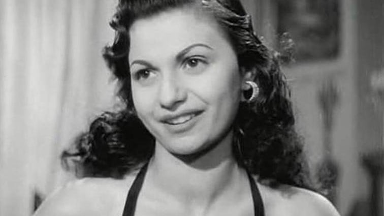 كيتى بشعر مجعد