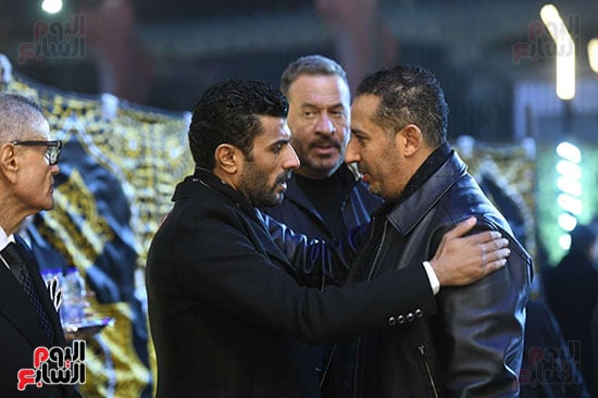 محمد سامي يأخذ عزاء والد زوجتة محمد سامي يأخذ عزاء والد زوجتة