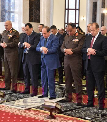 الرئيس السيسى يؤدي صلاة الجمعة بمسجد المشير طنطاوي تزامنًا مع احتفالات العاشر من رمضان
