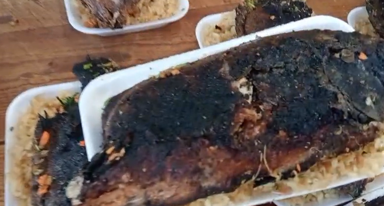 تقديم أسماك كبيرة الحجم للصائمين تقديم أسماك كبيرة الحجم للصائمين