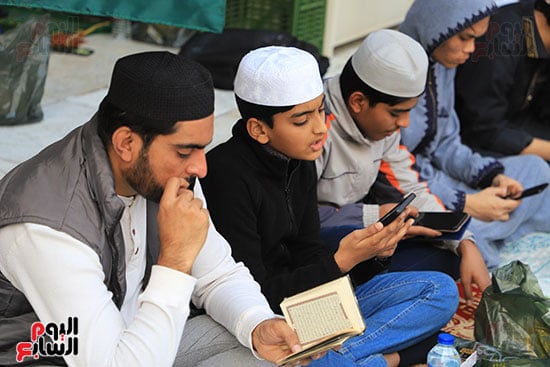 جانب من إفطار الصائمين جانب من إفطار الصائمين