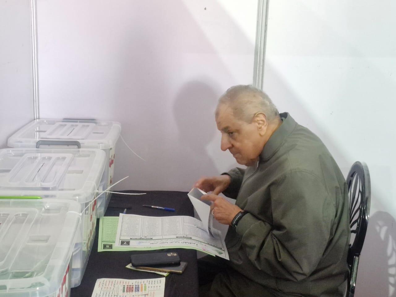 إبراهيم محلب يدلى بصوته فى انتخابات نقابة المهندسين (1)