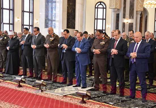 الرئيس يؤدى صلاة الجمعة