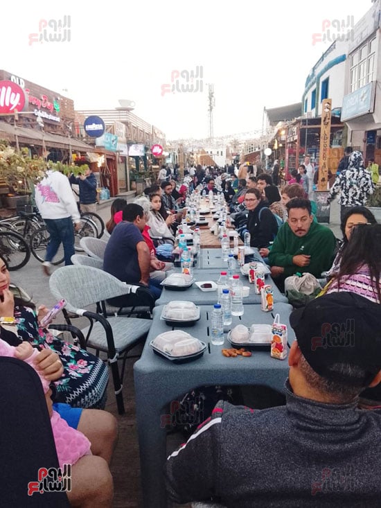 أهالي-مدينة-دهب-ينظمون-اكبر-مائد-افطار-جماعي-بطول-2-كيلو-متر