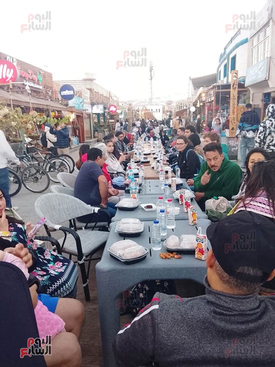 المائدة-تجمع-المواطنين-والسائحين