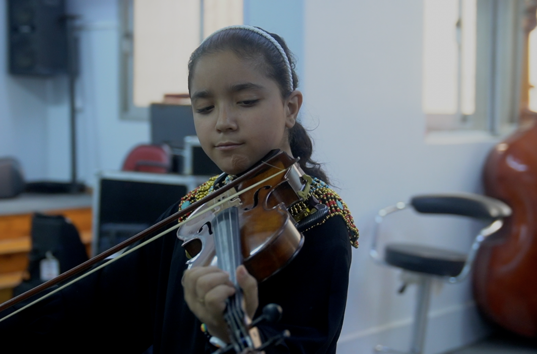 احدى العازافات الصغيرات