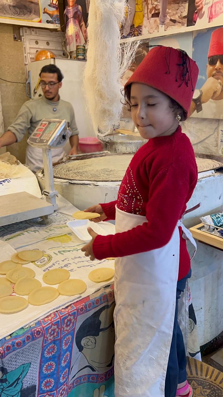 البنوته تساعد الاسرة في صناعة الكنافة والقطايف