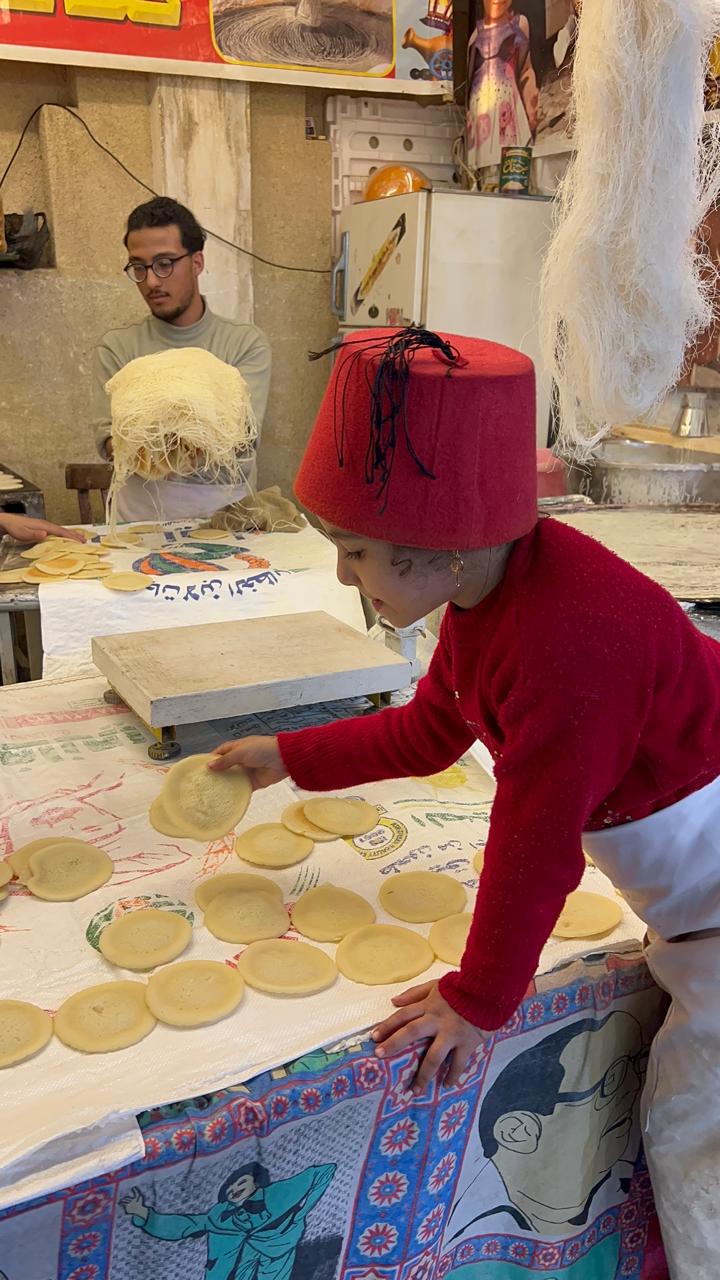 بنوته من الاسرة تساعد في عملية تنظيم القطائق