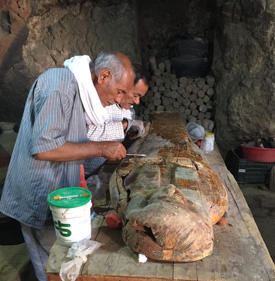جانب من العثور على خبيئة من التوابيت الملونة لمنشدي آمون