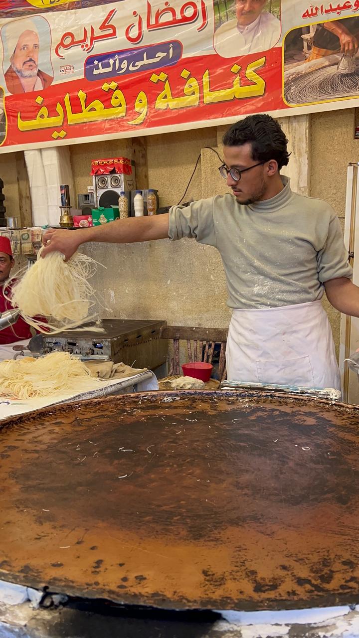 الشاب عبدالله صانع الكنافة البلدي