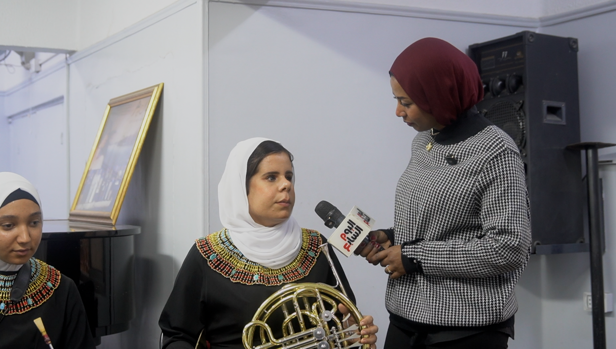 الزميلة نهير عبد النبى مع احدى العازفات