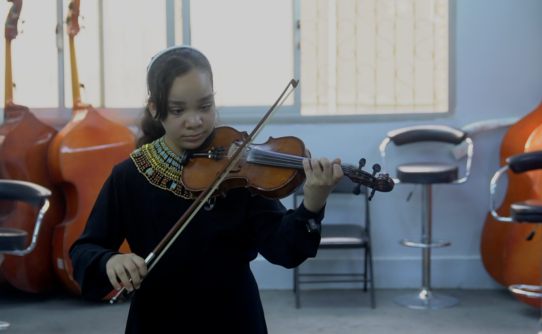 عازفة من الاطفال