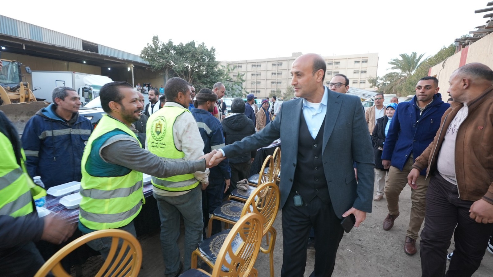 محافظ أسيوط يشارك عمال نظافة حي غرب إفطارًا جماعيًا (5)