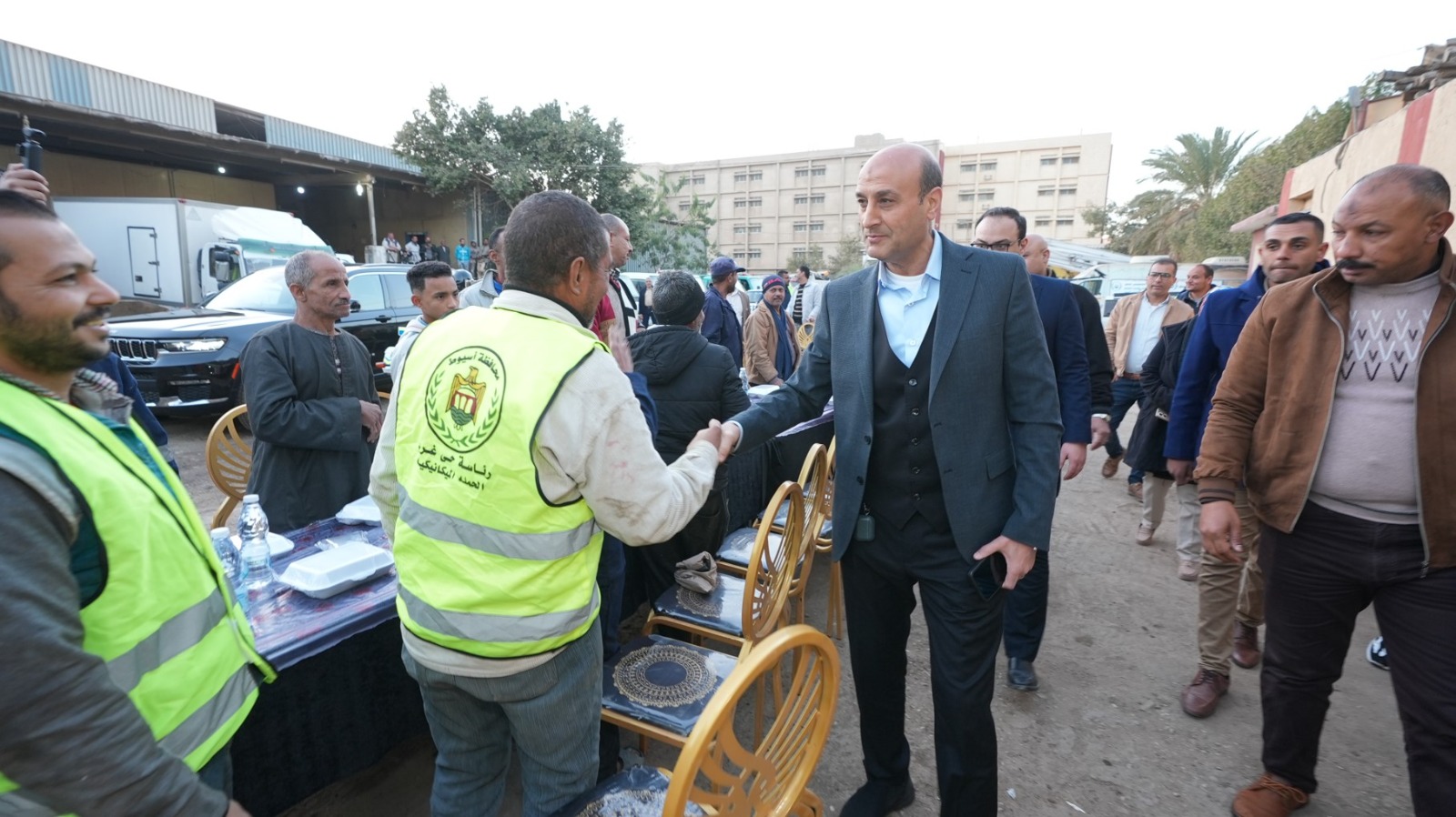 محافظ أسيوط يشارك عمال نظافة حي غرب إفطارًا جماعيًا (2)