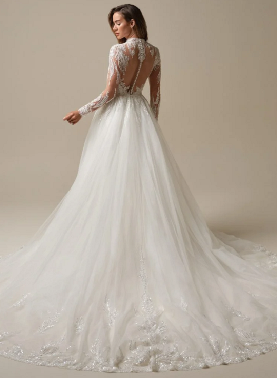 فستان بأكمام طويلة