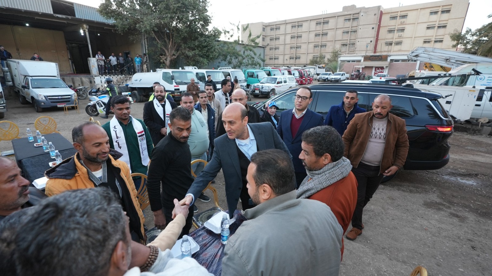 محافظ أسيوط يشارك عمال نظافة حي غرب إفطارًا جماعيًا (3)