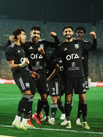 لاعبو Z يحتفلون لاعبو Z يحتفلون