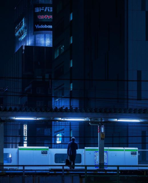 الأزرق يسيطر على محطات القطار