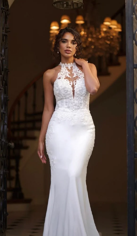 فستان زفاف بياقة عالية