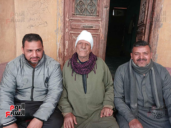 العم-ابراهيم-مع-جيرانه