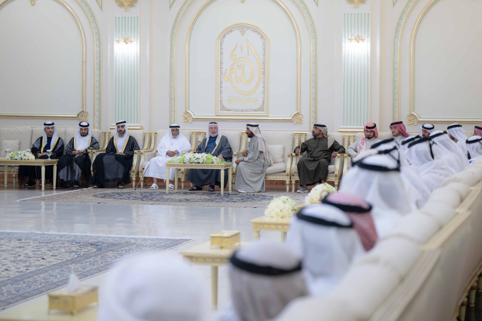 حاكم الشارقة مع الشعراء المشاركين في مهرجان الشارقة للشعر النبطي